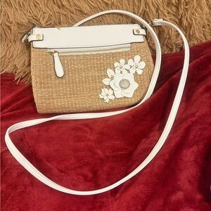 LIZ CLAIBORNE ELLY Woven Straw convertible crossbody with White Floral Appliqué
